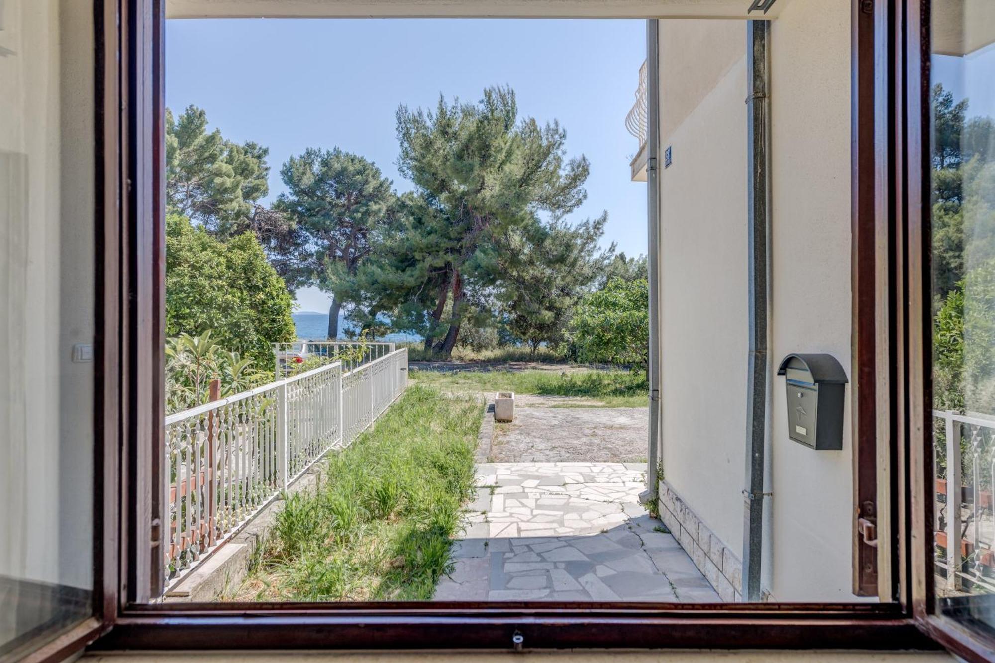 Beachfront Apartment Drazen, With Garden And Parking 斯普利特 外观 照片